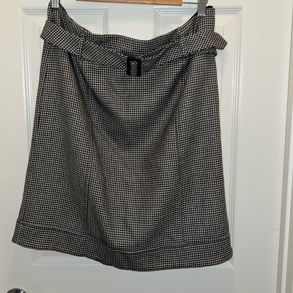 Talbot’s herringbone skirt. EUC! Size 12. Black & white! Belted.